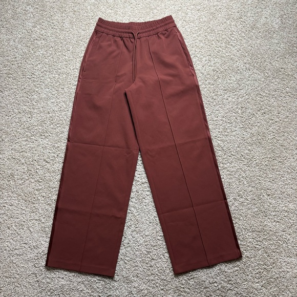 Athleta Endeavor High Rise Relaxed Pant - Petite - Picture 2 of 4